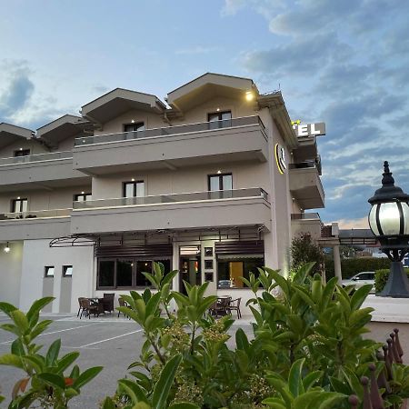 Hotel Holiday Podgorica Exterior photo